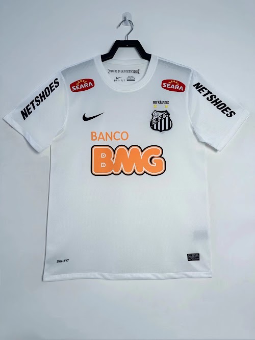 Equipación local del Santos 2012-13 (con paneles rojos en los hombros).jpeg