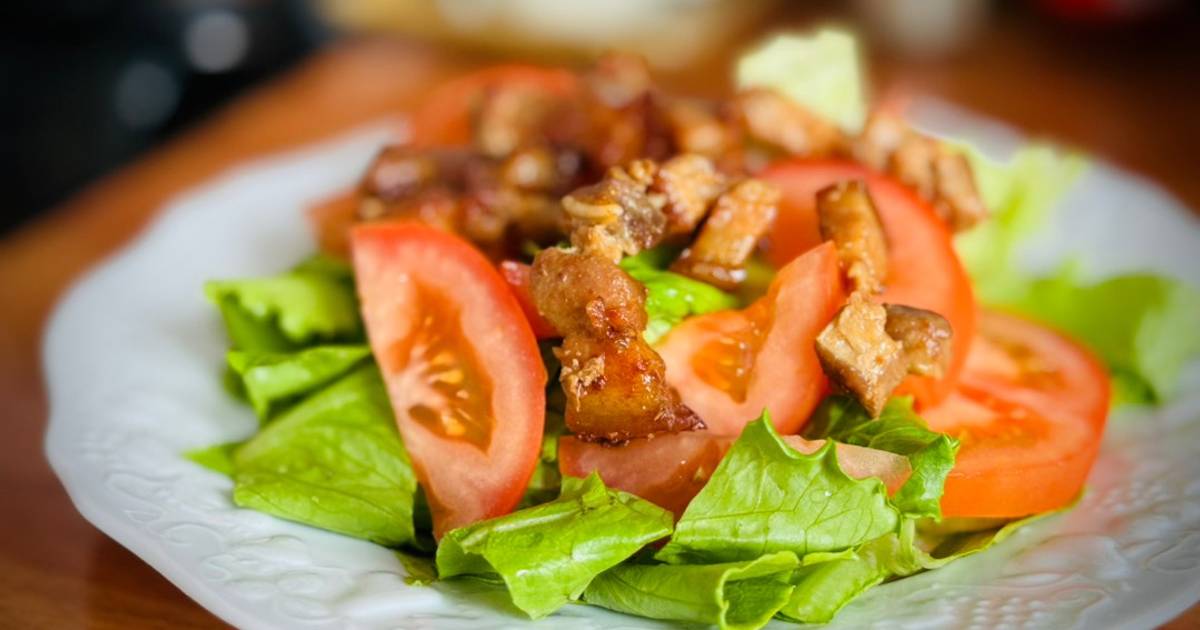 Salad Rau Diếp Cà Chua & Thịt Ba Rọi Rang Cháy Cạnh