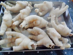 Chân già chặt bỏ phần khủy (nếu thích), cắt bỏ móng, rửa sạch. Luộc chân gà với nước có sả đập dập, lá chanh và 1 muỗng cà phê muối. Đun lửa thấp khoảng 20-30 phút để chân gà chín mềm rồi vớt ra để ráo.