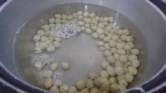 Rửa sạch hạt sen tươi, bỏ tim sen, hầm hạt sen với 2 lít nước, chi chín mềm. Ngâm nấm tuyết khô trong nước cho nở rồi vắt ráo, cắt nhỏ nấm tuyết. Rửa long nhãn lại cho sạch.