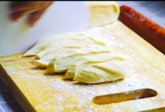 Bánh bao xá xíu, nhỏ nên các bạn chia bột tầm 20-25gr. Sau đó tiến hành cán mỏng tròn đều để tạo bánh nhé.