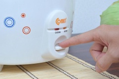 Tiếp theo, cho 10ml dầu ăn vào nồi cơm điện và gạt nút sang chế độ Cook (Nấu) trong khoảng 1 phút rồi cho 50g bơ vào và đậy nắp nồi lại. Cứ khoảng 2 phút, bạn mở nắp nồi kiểm tra và chắc chắn rằng bơ phải tan hết thì mới có thể tiếp tục làm công đoạn tiếp theo.