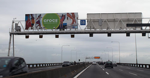 Painel Front Light na Ponte Rio-Niter&oacute;i - p&oacute;rtico 18 - sentido de Niter&oacute;i para o Rio
