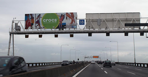 Painel Front Light na Ponte Rio-Niter&oacute;i - p&oacute;rtico 18 - sentido de Niter&oacute;i para o Rio