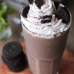 Oreo đá xay với vị ngọt béo của sữa, vị đắng nhẹ đặc trưng của oreo, kem tươi mát lạnh sẽ là món thức uống làm thỏa khẩu vị của bạn những ngày hè nắng nóng. Cách làm oreo đá xay này mang đến hương vị cơ bản nhất của 1 ly đá xay đó, nếu các bạn làm pha chế có thể cho chút syrup caramel, nhánh húng quế đập dập sẽ thơm hơn rất nhiều đó