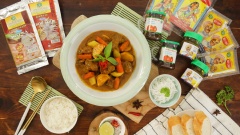 Dọn bò xốt cà ri ra dĩa, có thể ăn với cơm, bún hoặc bánh mì đều ngon. Vì món này là bò xốt cà ri nên nước xốt sau khi đun sẽ sệt lại sẽ ít hơn cà ri bình thường nhưng vì vậy mà hương vị cũng đậm đà hơn. Bò xốt cà ri là món ăn ngon, rất thích hợp cho những bữa ăn sáng cần bổ sung năng lượng cho 1 ngày dài hoặc những bữa tiệc sung họp gia đình.