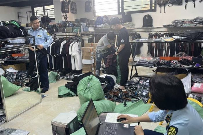 Thu giữ hàng nghìn sản phẩm thời trang giả mạo nhãn hiệu lớn - Đài Phát thanh và truyền hình Hà Nội