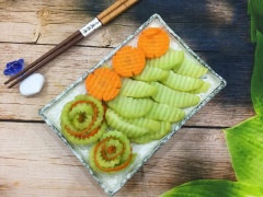 Món su su muối vẫn giữ được màu xanh mát mắt, vị chua dịu, giòn tan. Khi ăn cảm nhận được vị chua ngọt hài hòa xen chút cay cay của ớt và thơm nồng mùi tỏi rất hấp dẫn. Đây chắc chắn là một gợi ý thú vị bổ sung vào thực đơn các món dưa góp ngon miệng trong ngày Tết cho gia đình bạn đấy.