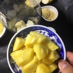 Cho thêm táo cùng khóm vào.