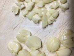Hành tím bóc vỏ băm nhỏ. Tỏi bóc vỏ cắt nhỏ một ít một ít để nguyên múi.