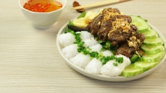 Thịt nướng kim tiền hấp dẫn hơn khi ăn cùng với bánh hỏi hay bún, các loại rau sống và nước mắm ớt chua ngọt chắc chắn sẽ đem đến cả nhà bạn một bữa ăn trọn vẹn.