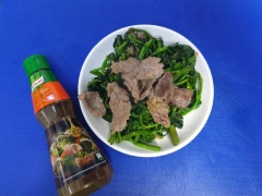 Bò xào rau muống xanh tươi sẽ là món ăn ngon mời cả nhà. Thịt bò xào mềm, ăn cùng rau muống, và chén nước tương cay thì còn gì bằng. Chúc các bạn thành công.