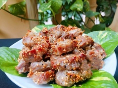 Thịt chín thì để bớt nguội, sau đó tháo xiên, bày ra đĩa ăn nóng. Thịt chiên vừng có mùi thơm lan toả, cực kì lôi cuốn, màu sắc đỏ đẹp, bắt mắt nên mọi người chắc chắn sẽ cảm thấy vô cùng thích thú khi thưởng thức món ăn này.