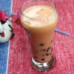 Khi dùng cho trân châu vào ly, rót vào trà sữa và đá viên đầy ly. Món này tự làm ở nhà vừa ngon vừa rẻ lại hợp vệ sinh, các bạn cùng thử nhé!