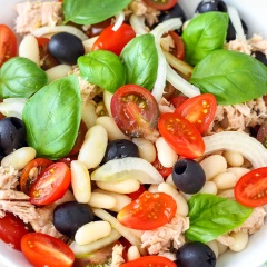 Salad rau củ cá ngừ là món ăn đơn giản, dễ làm nhưng không kém phần ngon miệng. Đây có thể được xem là một món ăn giúp giảm cân với rau xanh giòn ngon, cà chua chua thanh nhẹ.