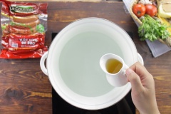 Tiếp theo, bắc một nước cho vào đó 1 lít nước lạnh, thêm 1/2 muỗng cà phê muối, 1 muỗng canh dầu ăn. Cho phần mì Ý vừa xiên xúc xích bò vào luộc chín khoảng 7-8 phút rồi vớt ra để riêng.