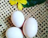 Bột chiên vàng thì cho vào 1-2 quả trứng gà, hành lá. Trứng chín thì múc ra dĩa, gấp đu đủ bỏ lên.