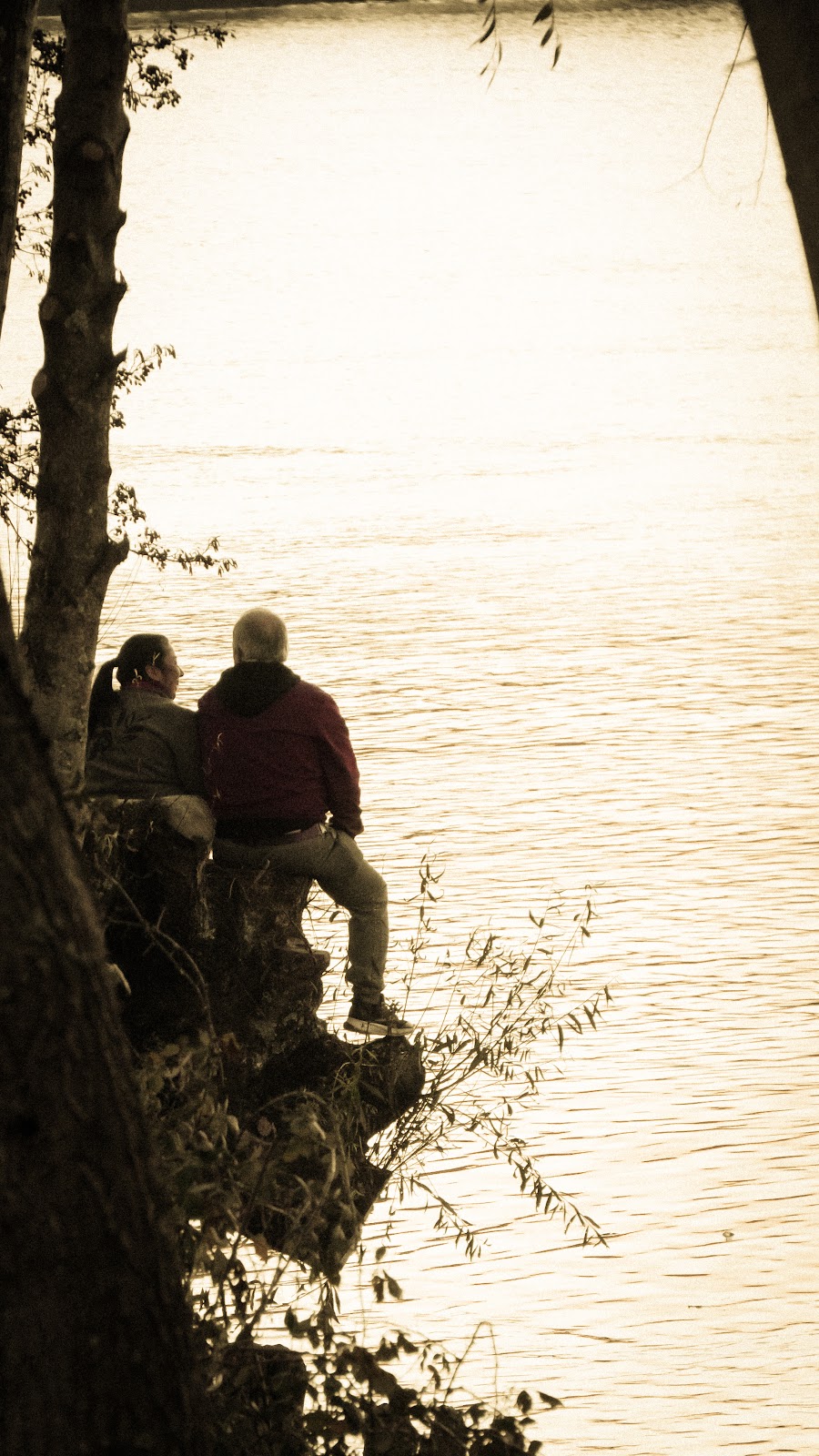 Pareja contemplando el río