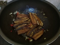 Chừa một ít dầu trong chảo, thả tỏi vào phi thơm rồi chế hỗn hợp nước mắm vào đun sôi. Sau đó cho cá vào rim ở lửa nhỏ đến khi nước cạn, sánh lại là được. Lúc rim nhớ lật cá để thấm đều gia vị nhé.