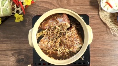 Cho bắp bò đã ướp vào nồi đất. Kho lửa to đến khi hỗn hợp sôi thì hạ lửa nhỏ liu riu. Thêm 200ml nước vào và tiếp tục kho trong khoảng 2 tiếng đến khi thịt bắp bò chín mềm và nước kho hơi kẹo lại. Thường xuyên đảo, trở mặt bò để bò chín và thấm gia vị đều.
