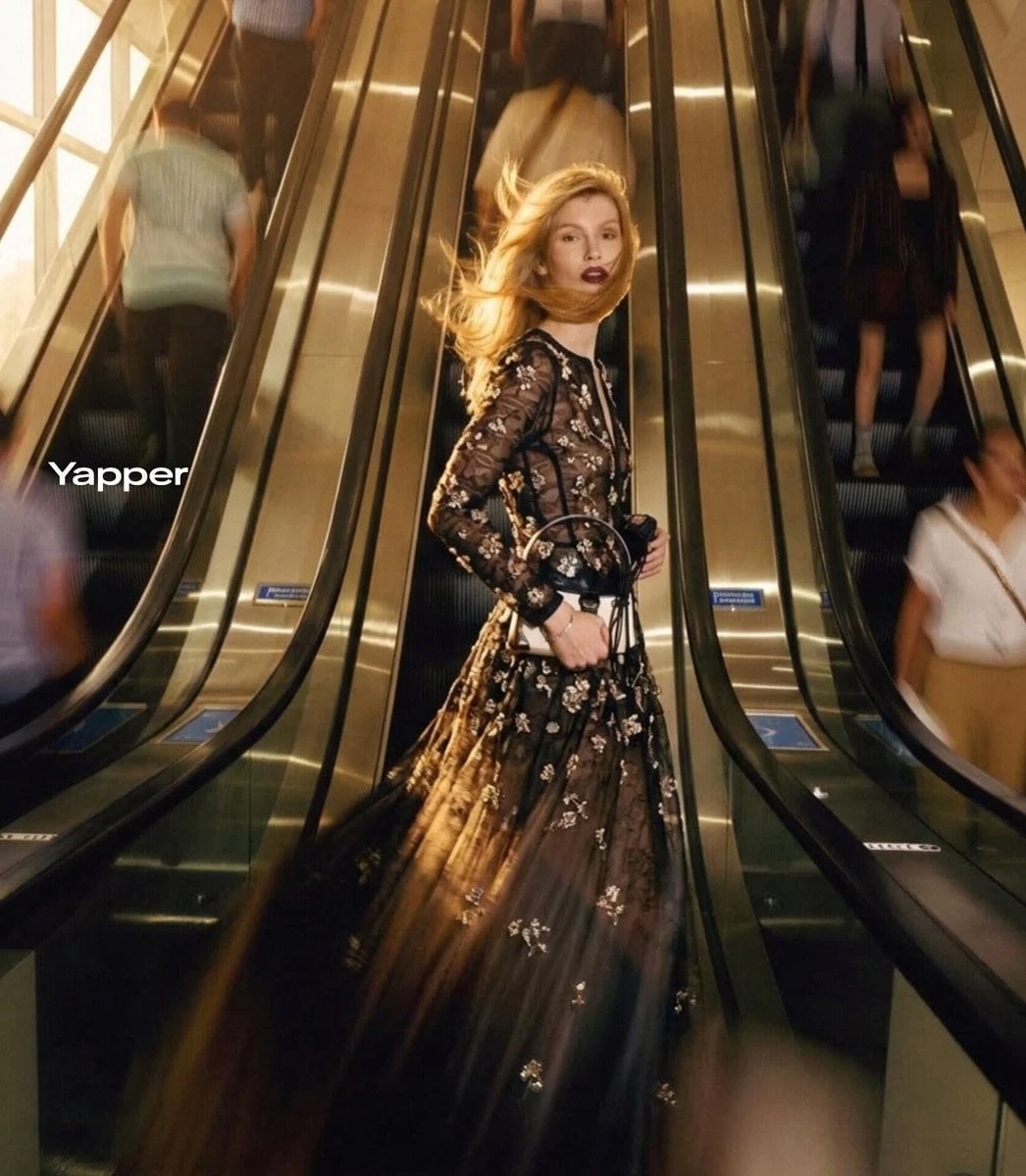 Fotografía de moda cinematográfica ultrarrealista de una elegante mujer rubia de pie con confianza entre dos...
