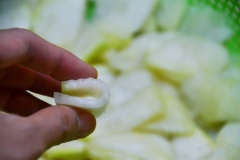 Xốc đều su hào với 50g muối, để yên 10 phút, sau đó xả lại nhiều lần với nước sạch để loại bỏ muối. Nhớ xả thật kỹ kẻo su hào bị mặn nhé. Bước xốc muối này sẽ giúp su hào giòn ngon hơn sau khi ngâm. Vớt su hào ra rổ cho ráo nước. Tỏi lột vỏ, cắt lát mỏng. Ớt cắt sợi, nếu ngại cay các bạn bỏ hạt ớt đi.