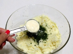 Tiếp theo, trộn đều khoai với 1 muỗng cà phê ngò tây khô băm nhỏ và 40g sốt mayonnaise rồi để khoai vào tủ lạnh khoảng 15 phút. Sau đó, nắm khoai thành từng miếng nhỏ. Nắm thành hình thù gì là tùy ý như hình chữ nhật.