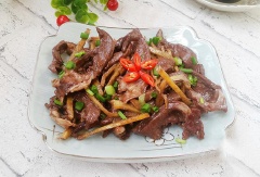 Tim heo rang gừng đậm đà, nhai giòn sần sật, vị béo béo, mặn mặn hấp dẫn. Có thể ăn nóng với cơm rất ngon. Đặc biệt có gừng cay thơm, thích hợp cho những ngày trời trở lạnh.