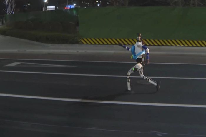 Robot chạy thử trước giải bán marathon người máy tại Bắc Kinh - Báo VTC News