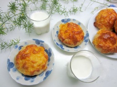 Bánh mì nhân thịt phủ phô mai nướng ăn nóng sẽ thơm ngon hơn. Thịt trộn vào trong bột nên ăn không sợ ngấy. Nếu chán với các loại bánh mì nhồi thịt bình thường thì bạn có thể thử nghiệm ngay món bánh mì nướng theo kiểu này nhé! DÙng bánh mì nóng, uống thêm ly sữa nóng nữa là đủ chất cho bữa sáng rồi đấy!