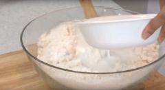 Thêm vào 600g nước cốt dừa, 80g bơ, 2 trứng gà trộn đều thành hỗn hợp đồng nhất. Sau đó thêm 150g sữa đặc vào trộn đều lên.