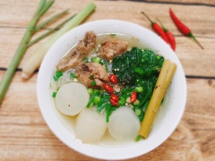 Món gà luộc sả dọn kèm với bún tươi. Tô bún được chan nước dùng nóng hổi, bên trên là thịt gà đậm đà, củ cải trắng thơm nồng mùi sả, thêm ít rau mồng tơi vừa chín tới chắc chắn sẽ làm bạn hài lòng.