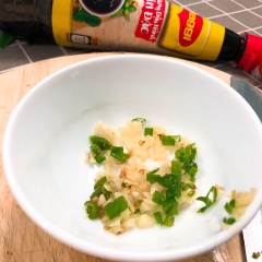 Cho tỏi, ớt, hành là và 1 muỗng canh đường vào chén. Cho 4 muỗng canh nước tương Maggi (Tùy khẩu vị và lượng thức ăn mà cho lượng vừa đủ, tránh hoang phí). Khuấy đều cho tan đường và nếm xem đã vừa ăn chưa, gia giảm thêm gia vị cho phù hợp.