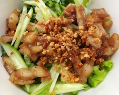 Cho ít bún vào 1 cái tô sạch, tiếp tục cho sau sống + dưa leo cắt nhuyễn lên trên bún. Cho thịt lên rau, rắc vào ít hành hoặc tỏi phi. Chan nước mắm chua ngọt vào và thưởng thức.