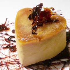 Dùng muỗng, đổ nguệch ngoạc phần caramel lên một tờ giấy nến, để nguội rồi cho vào tủ lạnh. Khi phần bánh đã đông lại, bạn có thể dễ dàng lấy bánh từ khuôn ra (đặc biệt nếu bạn dùng khuôn silicon). Nhẹ nhàng tách lấy phần caramel xuống chiếc đĩa phẳng, rồi sau đó đặt miếng bánh lên trên và thưởng thức!