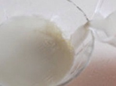 Đổ lại hỗn hợp sữa vào chén, đổ đều và nhẹ tay cạnh miệng chén để lớp váng sữa trước đó sẽ lại nổi lên trên bề mặt. Cuối cùng dùng màng bọc thực phẩm bọc miệng chén và mang đi hấp.