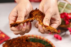 Thịt sau khi sấy khô các bạn để nguội và bảo quản bằng hũ thủy tinh, khi ăn dọn ra dĩa, vắt chút tắc tươi và chấm kèm tương ớt.