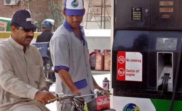 Ngành dầu mỏ Pakistan đề xuất chính sách giá ổn định