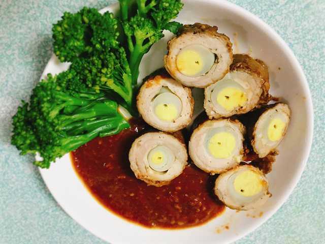 Bò Cuộn Trứng Cút Nướng Sốt