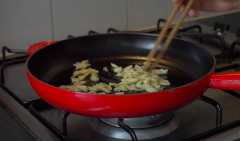 Cho 4 muỗng canh dầu olive, đợi dầu nóng thì cho tỏi vào, đảo đều tránh để khét.