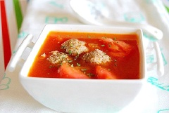 Múc canh bò viên nấu cà chua ra tô, ăn nóng.