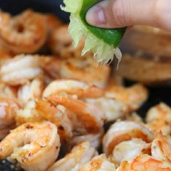 Chanh vắt lấy nước cốt. Tôm bóc vỏ và đầu, bỏ chỉ đen, rửa sạch, ướp với bột thì là, muối và tiêu. Bắc chảo lên bếp, cho dầu olive vào đun nóng, sau đó cho tôm vào đảo sơ, bạn đổ nước cốt chanh vào, cuối cùng cho ngò rí băm vào, đảo đều rồi tắt bếp.