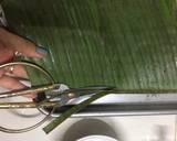 Bước 4:
– Lá chuối trụng sơ vài giây, vớt ra lau sạch cho khô,chia lá chuối ra thanh hai phần 25cm và 15cm, cắt bỏ phần sống lưng