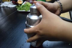 Đậy kín nắp ly shaker, dùng tay lắc đều để tất cả các nguyên liệu hòa quyện vào nhau rồi đổ hỗn hợp Mojito classic ra ly như thế này nè.