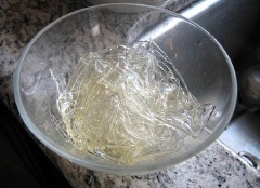 6 lá gelatine bạn ngâm vào trong 1 tô nước khoảng 15 phút đến khi lá gelatine nở mềm thì vớt ra.