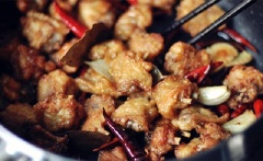 Cho gà, 1/2 muỗng cà phê ngũ vị hương, 1/2 muỗng cà phê tiêu và 5 lá nguyệt quế vào đảo đều.