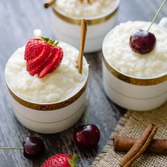 Múc Pudding ra ly, chén và trang trí gia vị, bột quế hay quả khô tùy theo sở thích của bạn. Bọc màng bọc thực phẩm lại, để tủ lạnh ít nhất 3 giờ trước khi thưởng thức thì Pudding sẽ có vị ngon hơn.