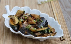 Cho món ăn ra đĩa là xong. Vị mặn, mềm và thơm của cá nục, bí ngòi khiến bữa cơm gia đình thêm ấm cúng nè!