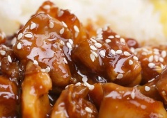 Khi nước sôi sền sệt thêm thịt gà vào đảo đều cho thấm gia vị. Cho cơm, thịt gà vào quả thơm đã cắt, thêm chút mè rang trên mặt và ăn nóng.
