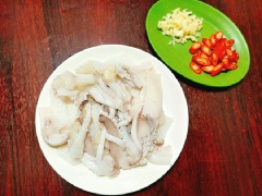 Mực làm sạch, lột bỏ da sau đó khứa hình vảy rồng, cắt miếng vừa ăn. Tỏi băm nhỏ, ớt thái lát mỏng, gừng gọt vỏ rồi thái sợi. Cho mực vào tô, thêm 1 muỗng canh rượu trắng rồi trộn đều sau đó cho muối, hạt nêm, tiêu, dầu hào, đường, bột cà ri rồi trộn đều nguyên liệu, ướp mực 15 phút cho ngấm gia vị.
